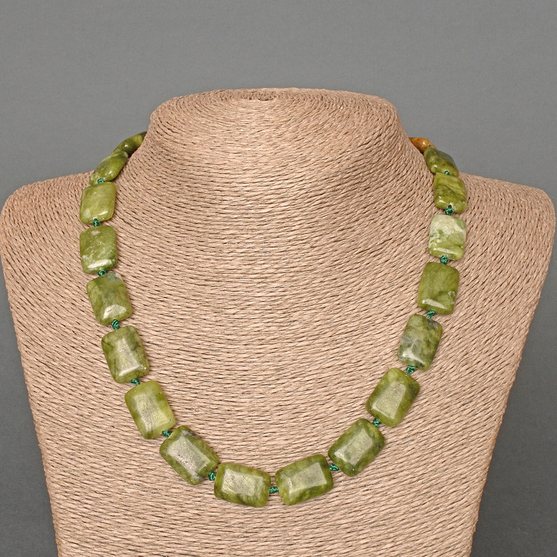 Collier en jadéite naturelle rectangulaire, dimensions 13 × 18 mm, longueur 48 cm